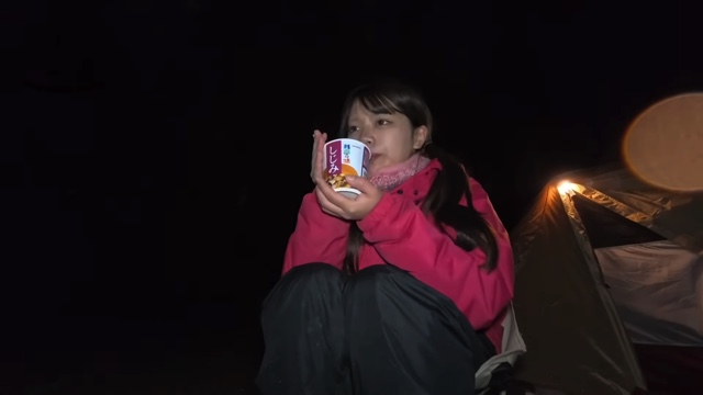 “日本一だらしない”キャンプ女子、夕食を披露の画像