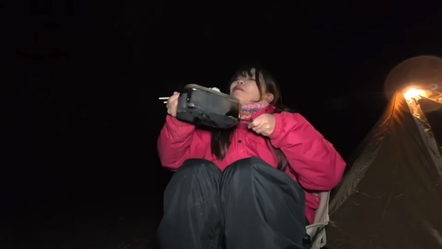 “日本一だらしない”キャンプ女子、夕食を披露の画像