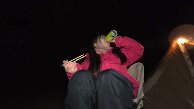 “日本一だらしない”キャンプ女子、夕食を披露の画像