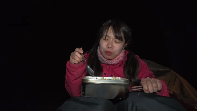 “日本一だらしない”キャンプ女子、夕食を披露の画像