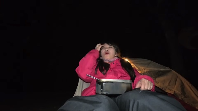 “日本一だらしない”キャンプ女子、夕食を披露の画像