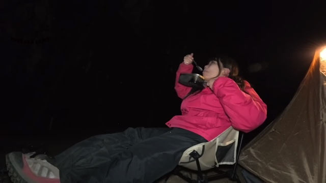 “日本一だらしない”キャンプ女子、夕食を披露の画像