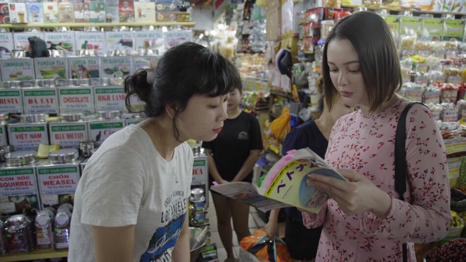 玉城ティナ、ベトナムで家族や結婚観を語る