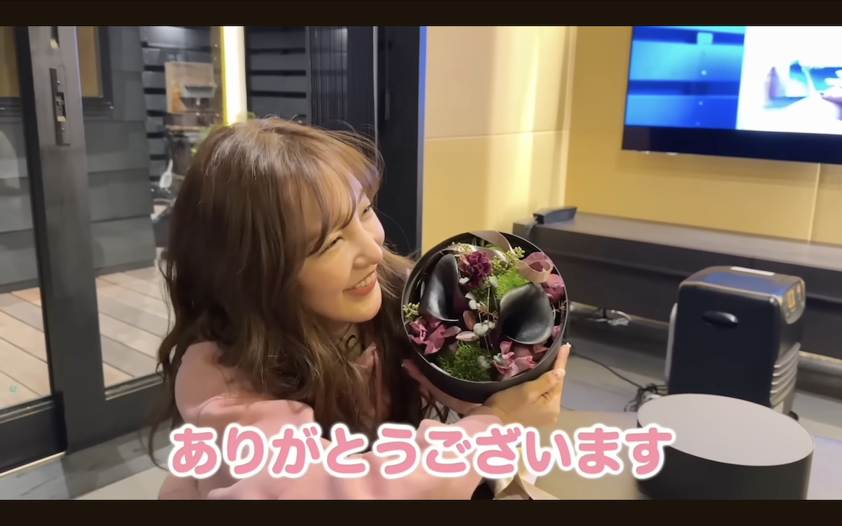 板野友美 公式YouTubeチャンネルより