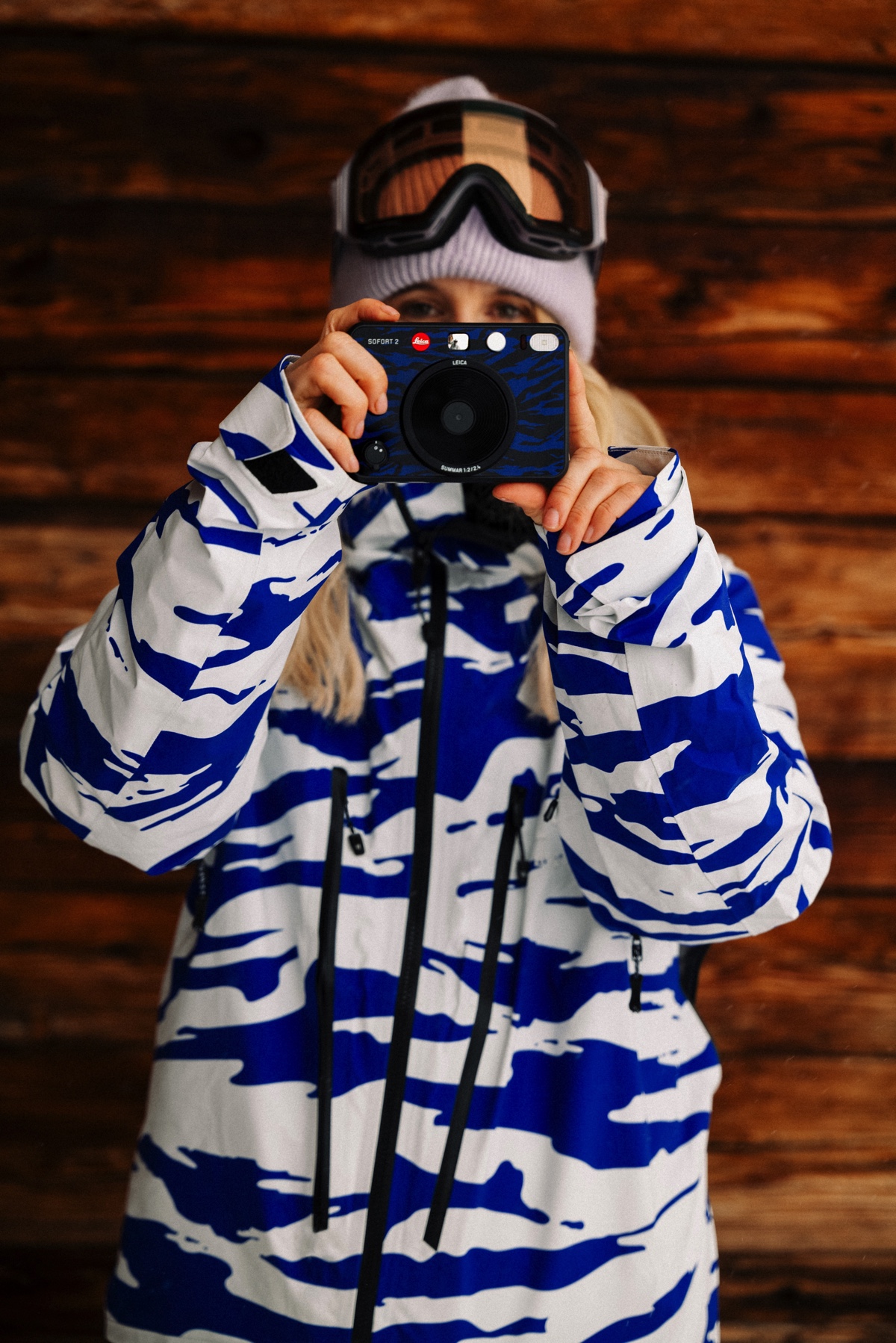 ライカがBurtonとコラボしたカメラを発売の画像