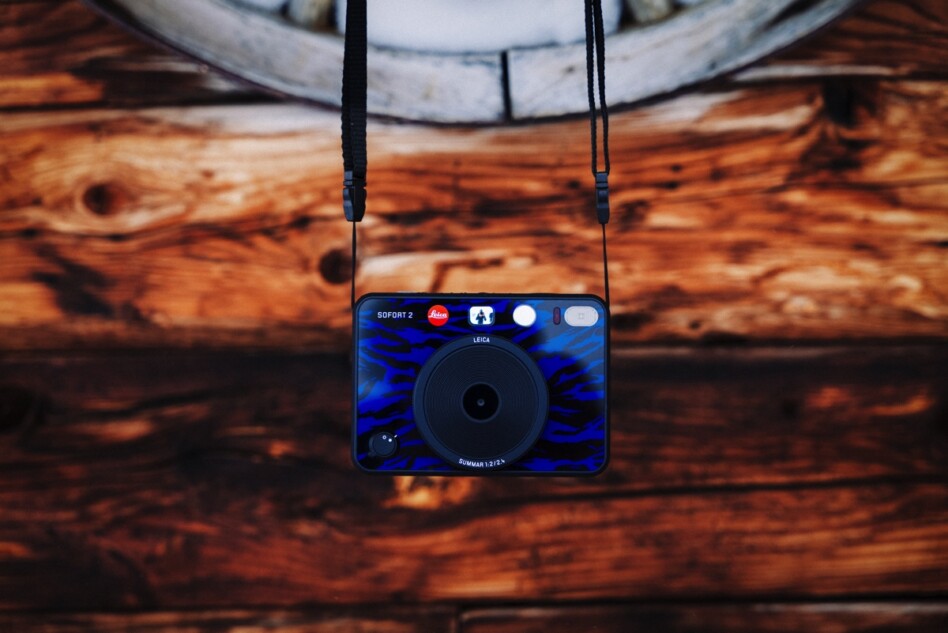 ライカがBurtonとコラボしたカメラを発売