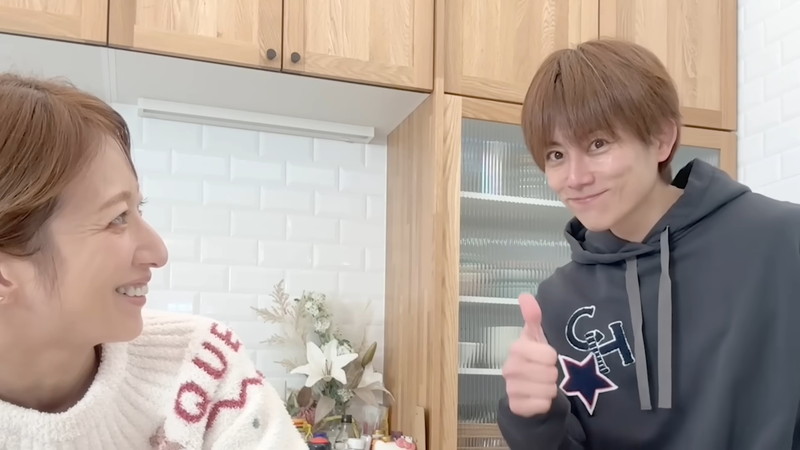 辻希美＆杉浦太陽、仲良くパスタ作りの画像