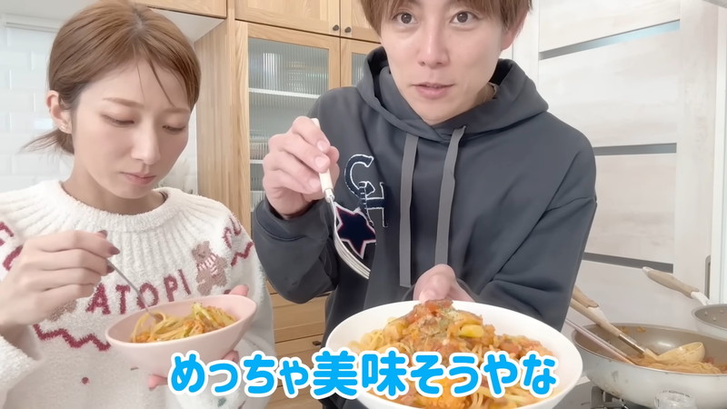 辻希美＆杉浦太陽、仲良くパスタ作りの画像
