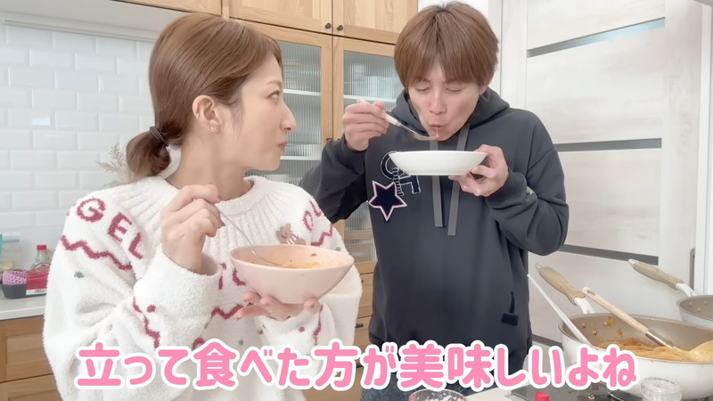 辻希美＆杉浦太陽、仲良くパスタ作りの画像