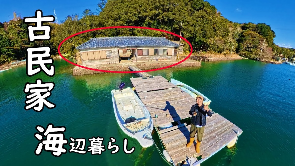 “海から1mの家”に住む自給自足YouTuberが話題
