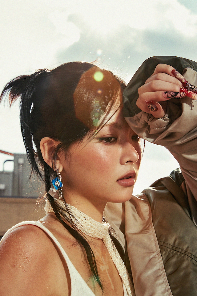 『HOT』／「TANNED GUAIAC」バージョンコンセプトフォト