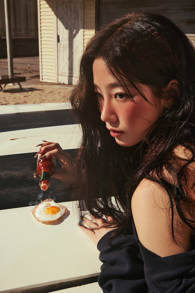 『HOT』／「TANNED GUAIAC」バージョンコンセプトフォト