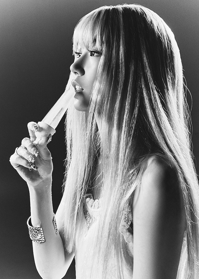 『HOT』／「DRENCHED VETIVER」バージョンコンセプトフォト