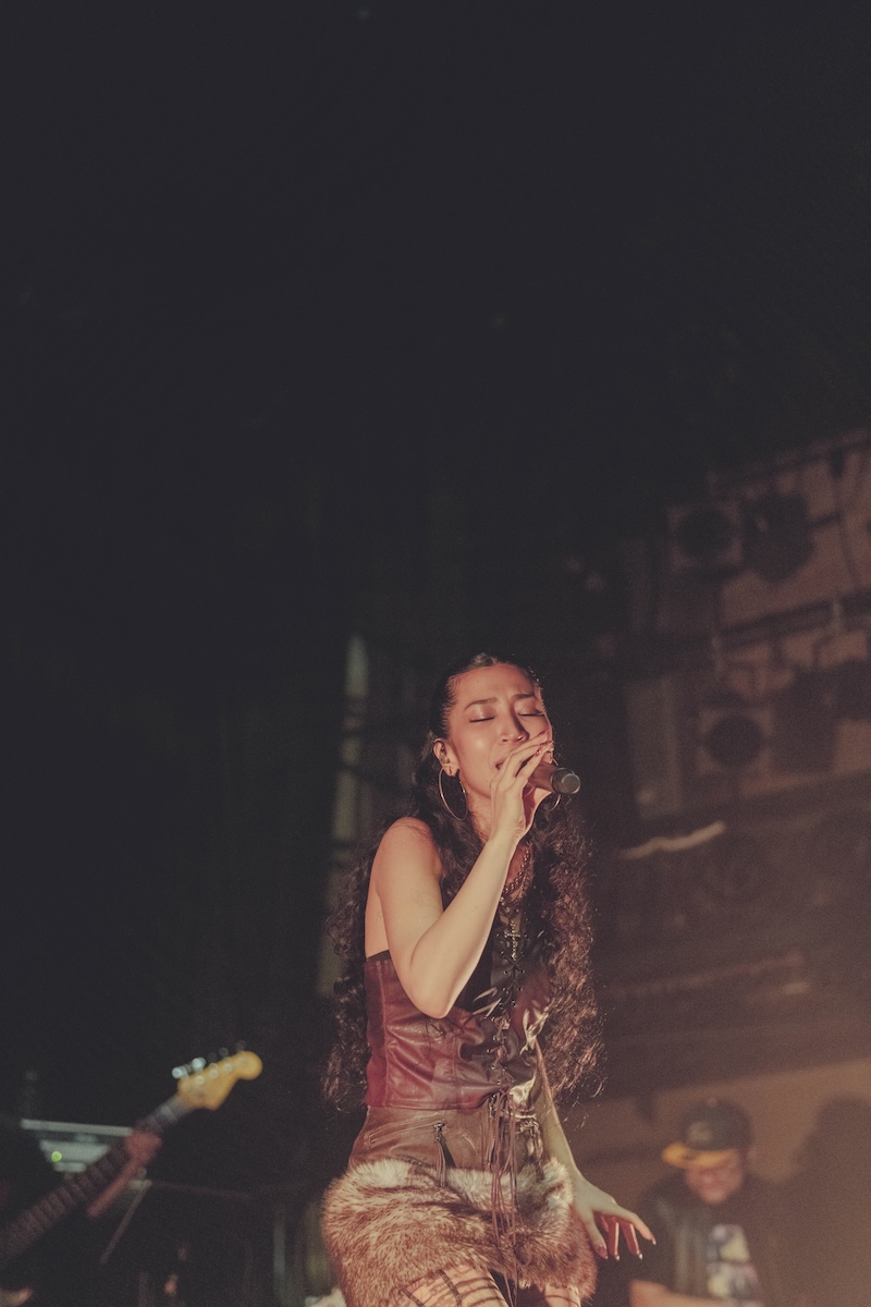 aimiライブ写真(撮影=金子海香)