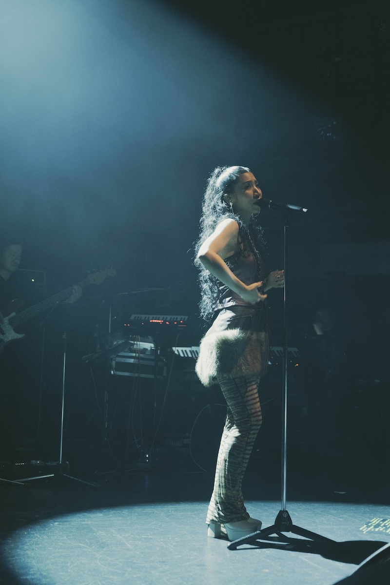 aimiライブ写真(撮影=金子海香)