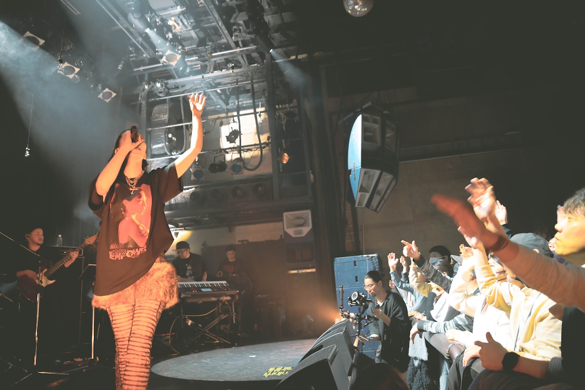 aimiライブ写真(撮影=金子海香)