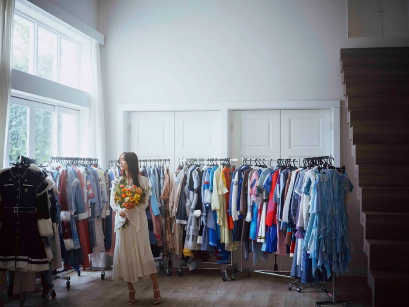 日向坂46・佐々木久美、歴代衣装に囲まれる