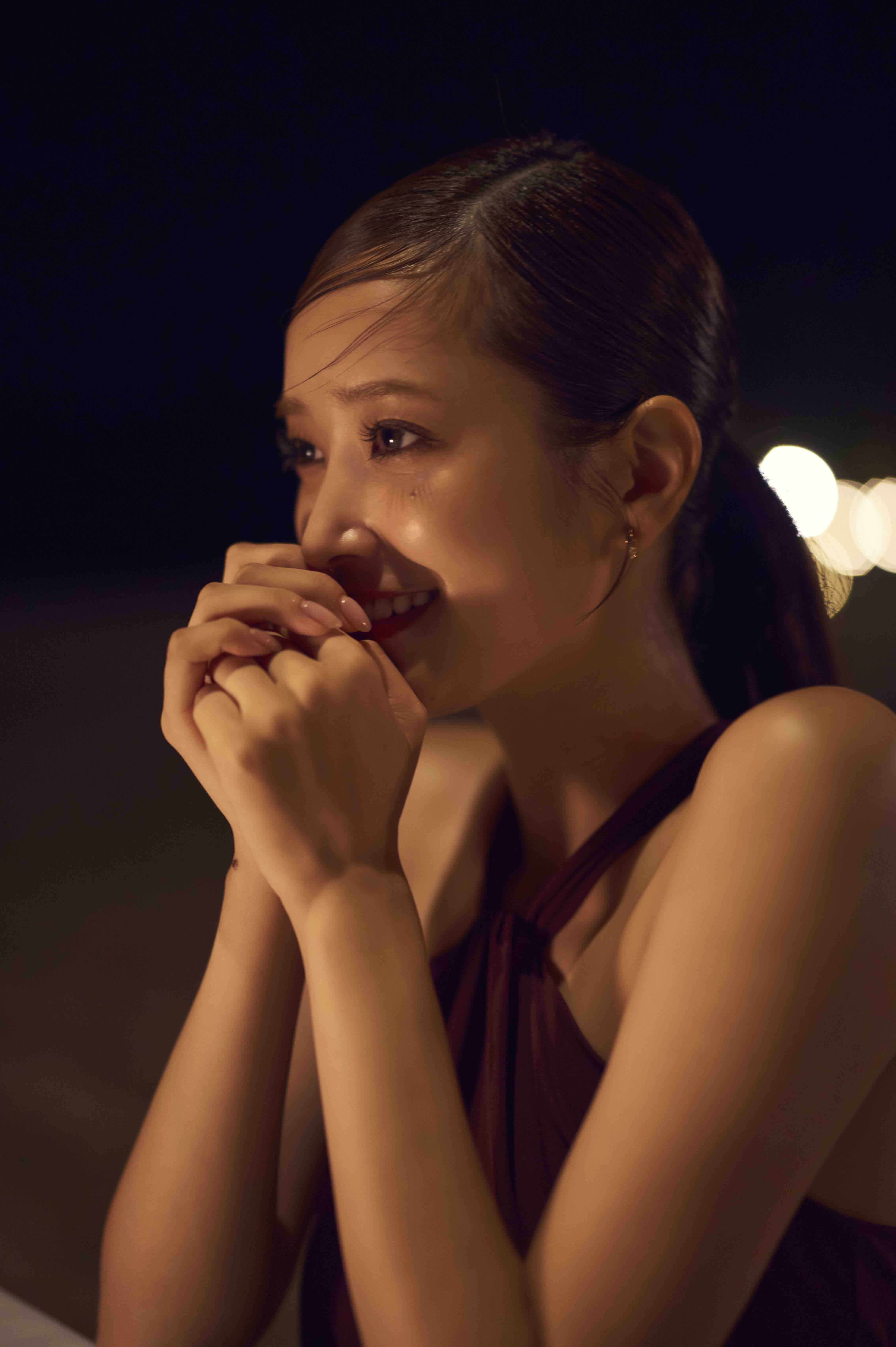 日向坂46・佐々木久美、歴代衣装に囲まれるの画像