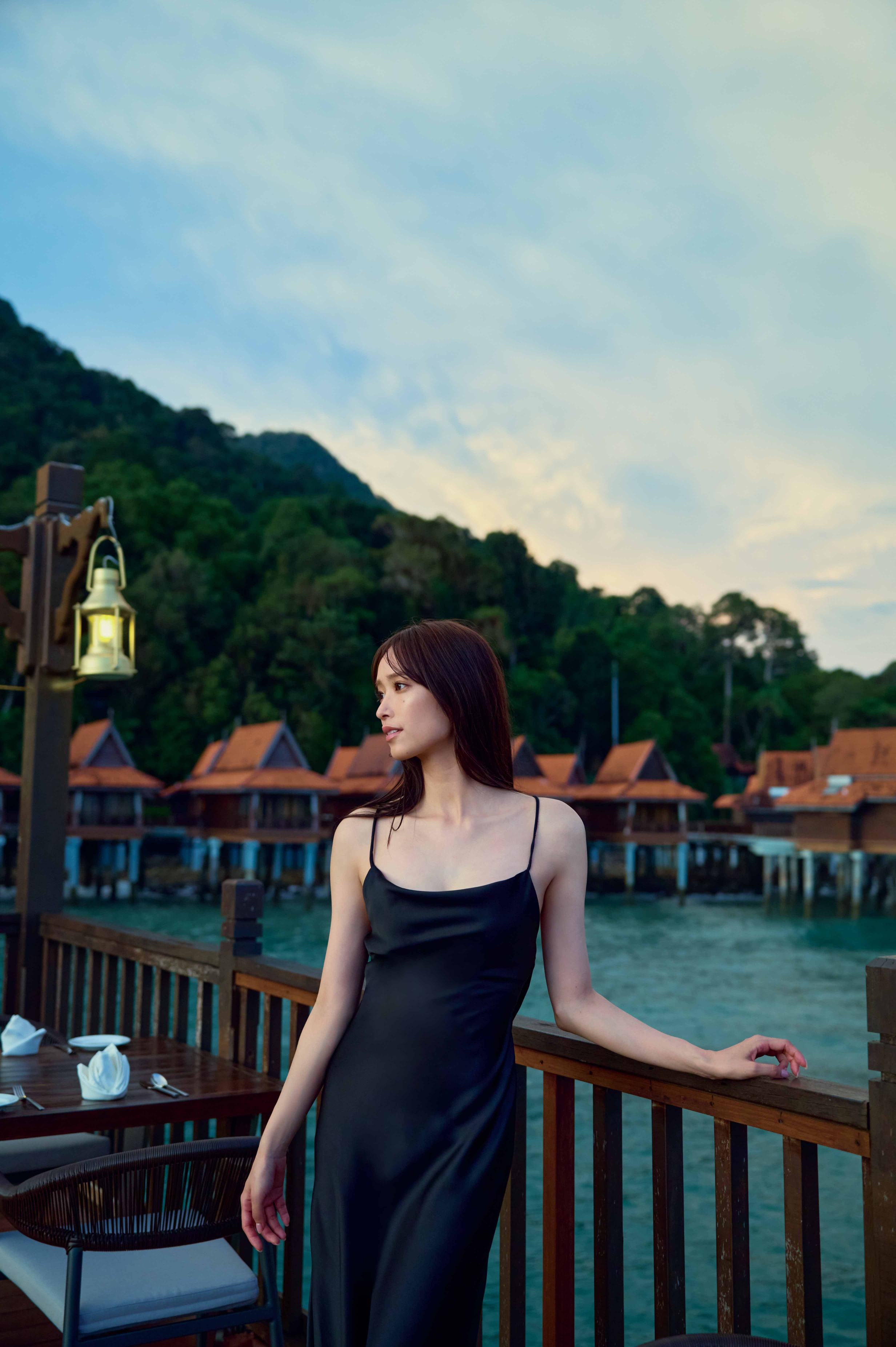 日向坂46・佐々木久美、歴代衣装に囲まれるの画像