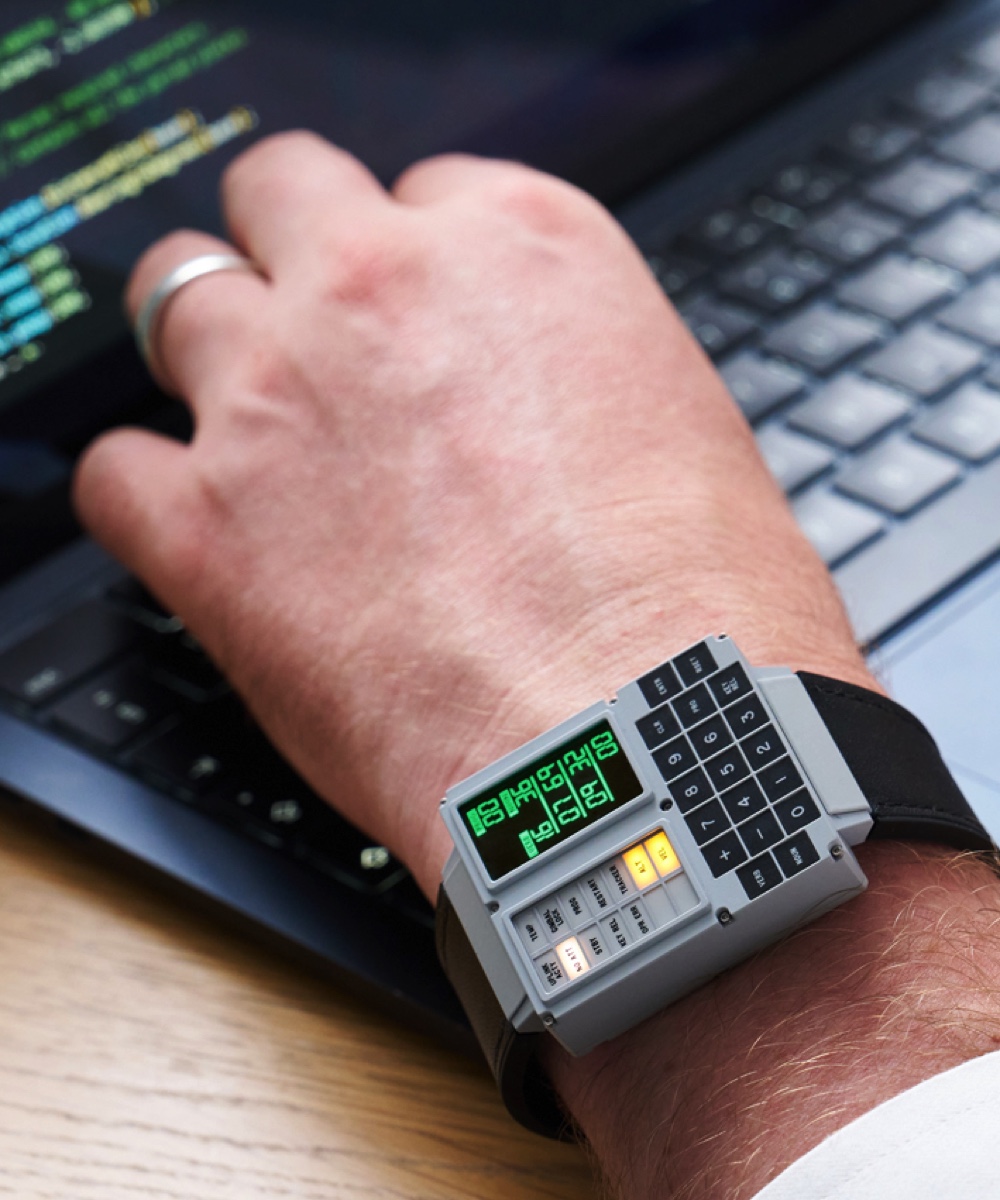 アポロ11号で使われたコンピュータが腕時計にの画像