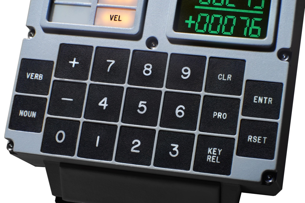 アポロ11号で使われたコンピュータが腕時計にの画像