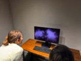 通りすがりの編集部員も映像美に興味津々