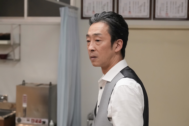 『おむすび』第119話、聖人が孝雄を散髪の画像