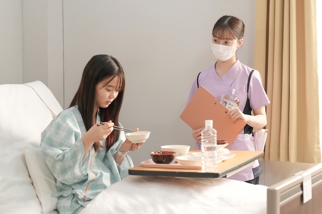 『おむすび』第120話、歩が花に手鏡を託すの画像