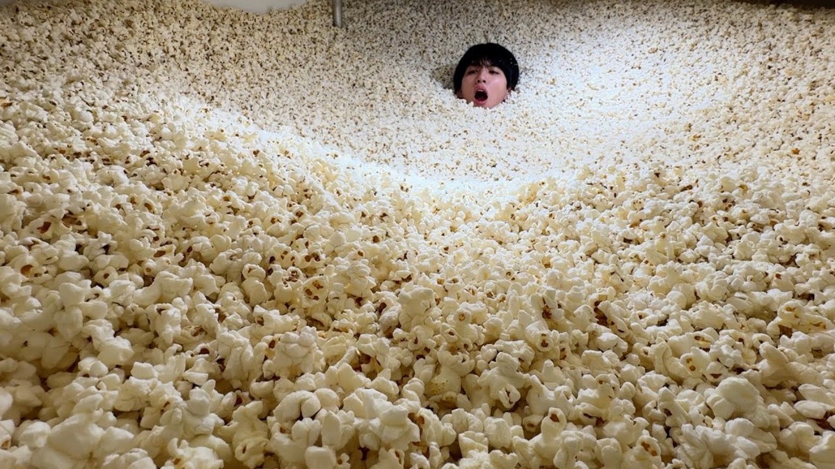 はじめしゃちょー、“5億円豪邸”をポップコーンまみれに