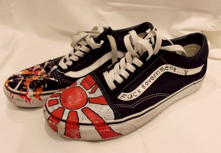 YOSHIがペイントアートを加えたスニーカー