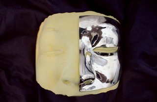 YOSHIが音楽活動の為に準備していたマスク