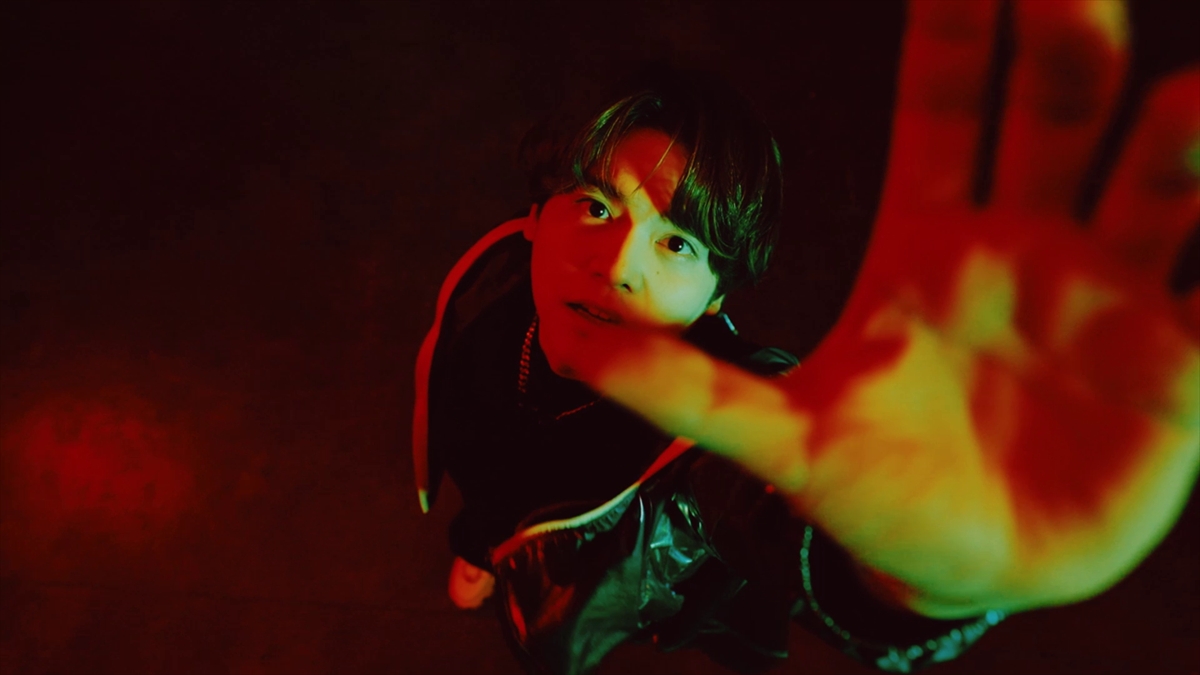 内田雄馬「シンギュラリスト」MVより