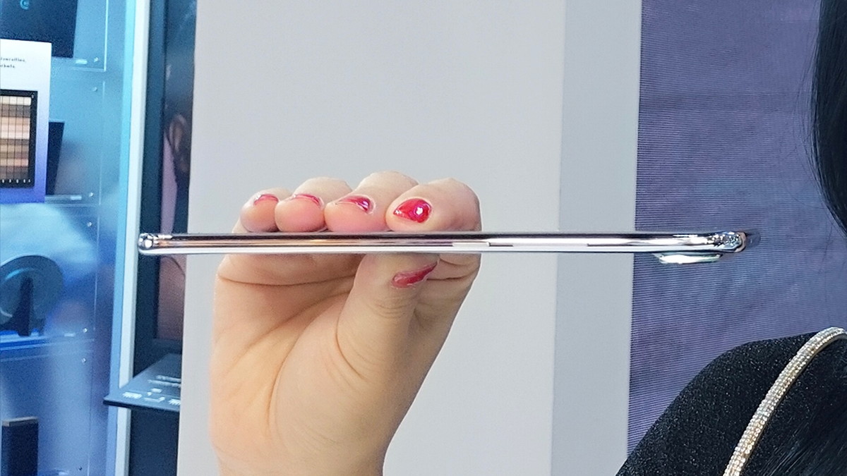 2025年のスマホトレンドは「超小型」へ？