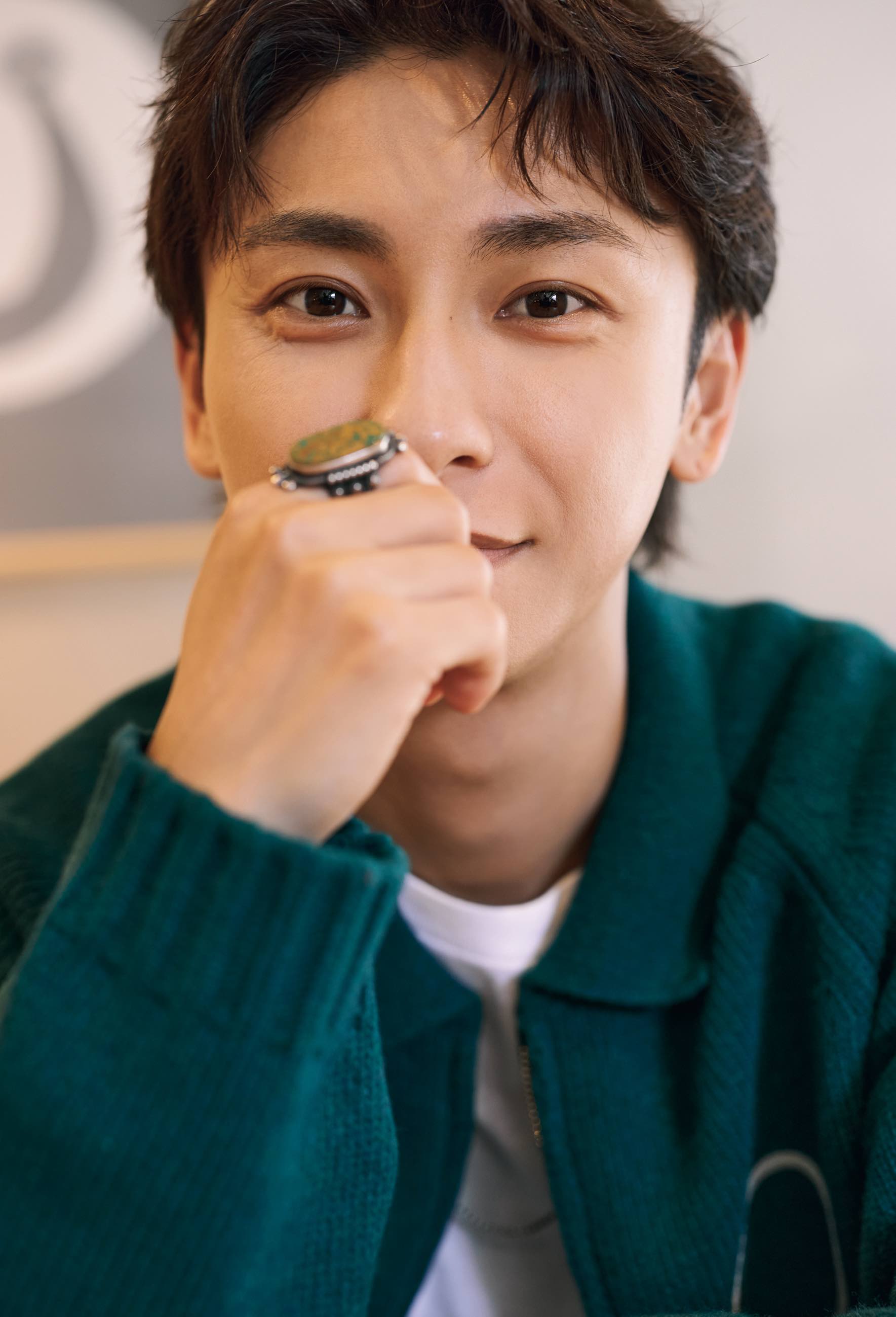 AAA・與真司郎、エッセイ先行カット解禁の画像