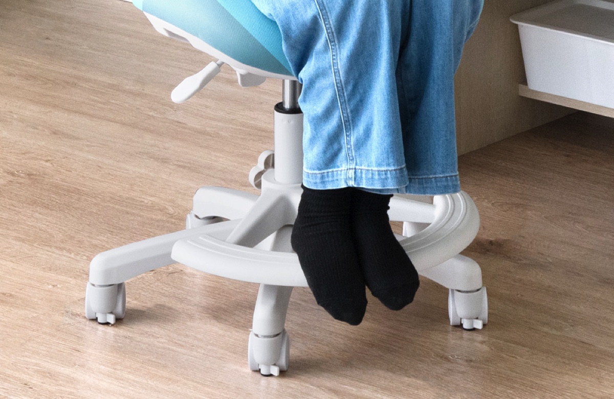 【タンスのゲン】体にフィットする高さ＆奥行調整機能付きの“ハイバック学習チェア”