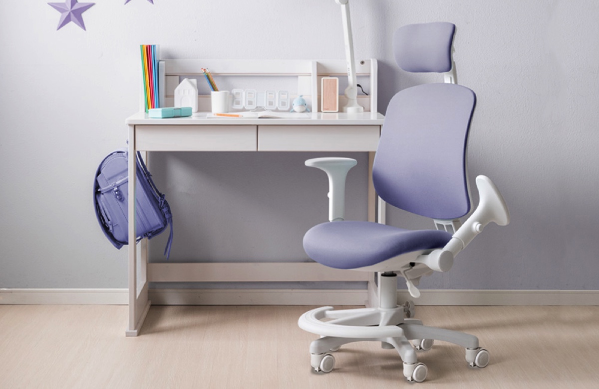 【タンスのゲン】体にフィットする高さ＆奥行調整機能付きの“ハイバック学習チェア”