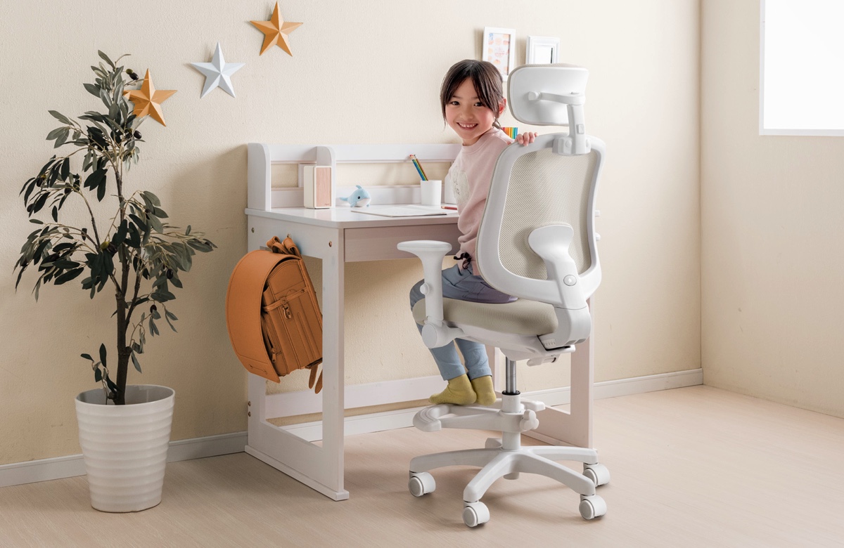 【タンスのゲン】体にフィットする高さ＆奥行調整機能付きの“ハイバック学習チェア”