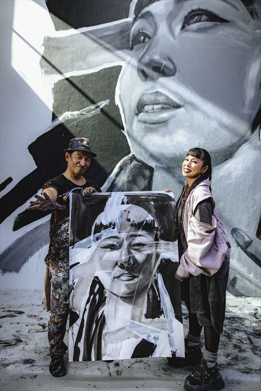 「my wish」MV撮影時　AI×Robert Vargas 2ショット写真