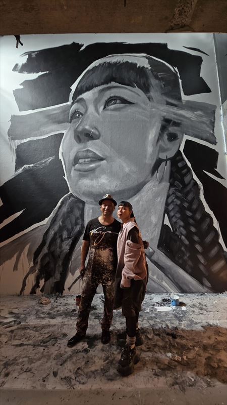 「my wish」MV撮影時　AI×Robert Vargas 2ショット写真