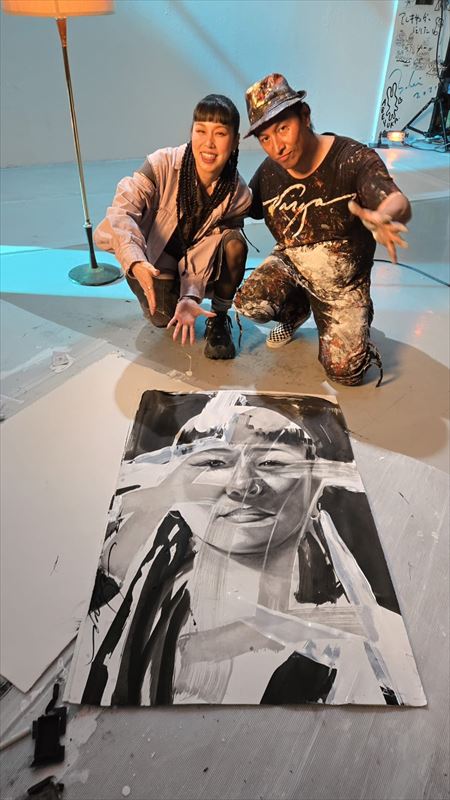 「my wish」MV撮影時　AI×Robert Vargas 2ショット写真