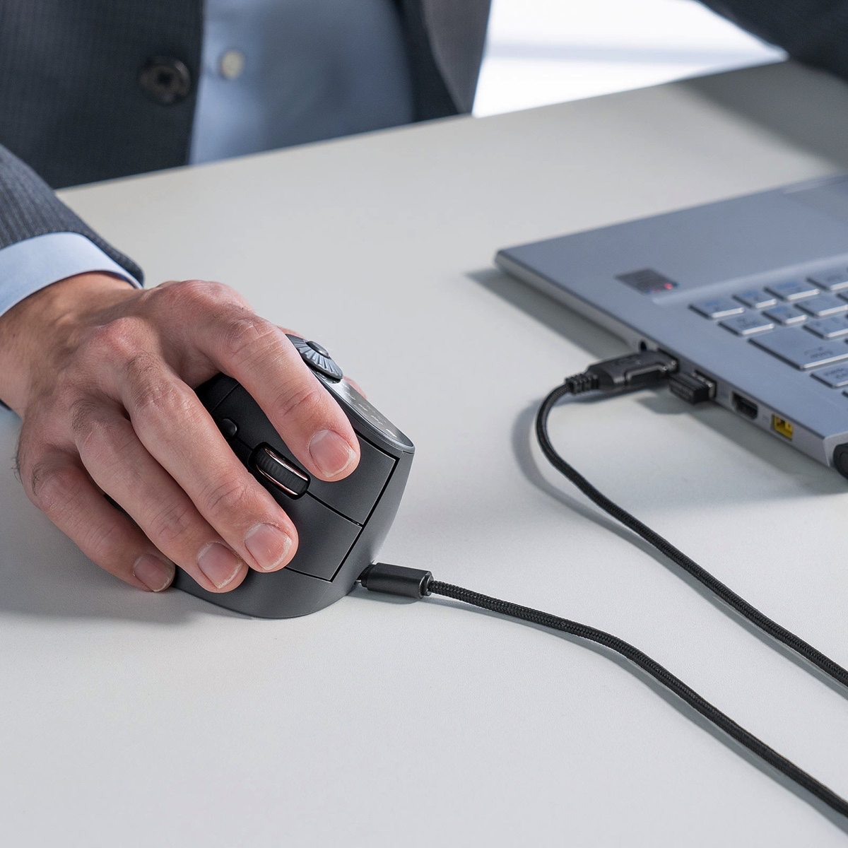 未来感ある「多機能エルゴマウス」が発売の画像