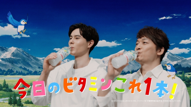 香取慎吾&髙橋藍出演 サントリー新TVCM『天然水 きりっとヨグ 大自然ブランコ』篇 カット画像