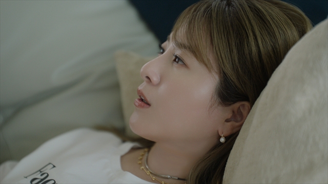 GLOBAL WORK 新TVCM『リッチクリーンTeeは、間違いない服。海の見える部屋篇』より