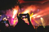 推しの“バズ”はあなたが作る時代に？ライブ“撮可”による写真・動画のSNS発信、ファン心理と推し活の変化 (C)リアルサウンド