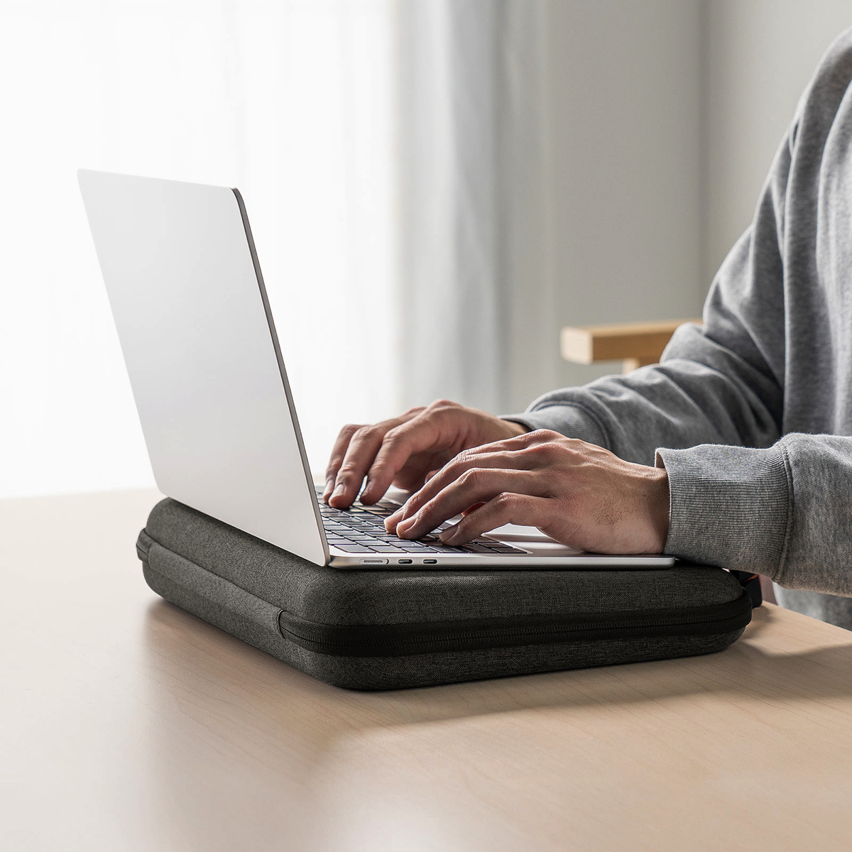 サンワサプライ、2in1セミハードPCケースの画像