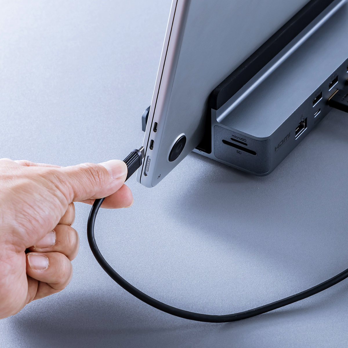 サンワサプライ、12in1ドッキングステーションの画像