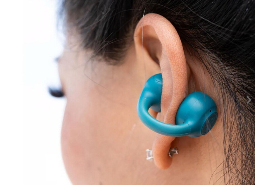 イヤーカフ型イヤホンのメリットとは