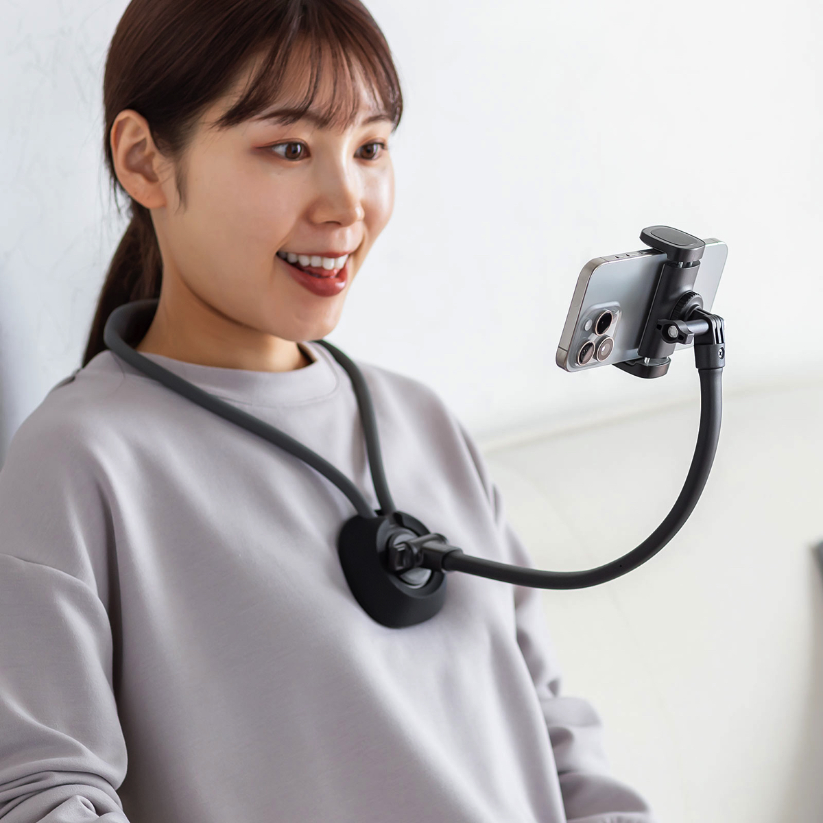 サンワ、スマホ用首掛けアームスタンドの画像