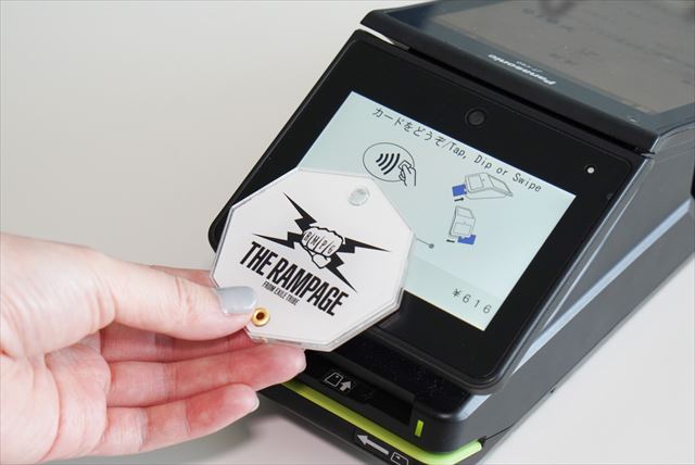 THE RAMPAGE ロゴ入りキーホルダー式Visaプリペイド（使用イメージ）