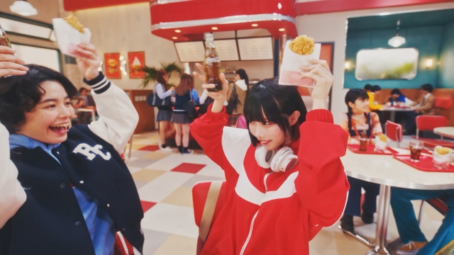 あの出演コカ・コーラ新CM『コチる放課後アンセム 「レストラン」篇』　カット画像